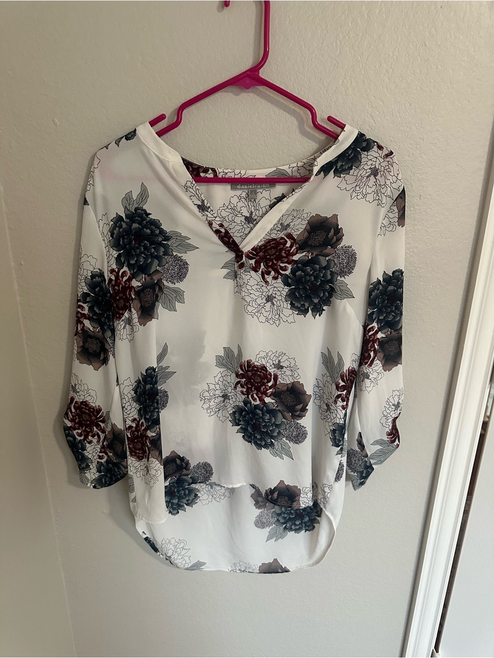 Daniel Rainn White Floral V-Neck Blouse with Navy & Burgundy Blooms Size M